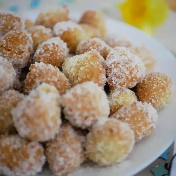 Castagnole abruzzesi dolci di carnevale - foto di